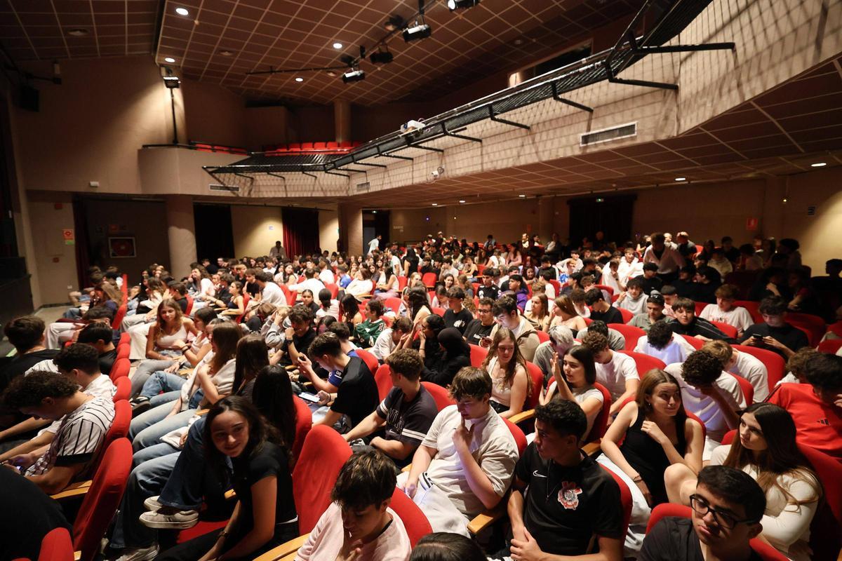 Los asistentes al primer turno del 'Tú Decides', sentados en las butacas de Can Ventosa.
