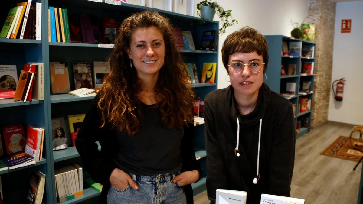 Marta Barceló i Carla Escarrà, impulsores de la llibreria La Lluerna de Ripoll