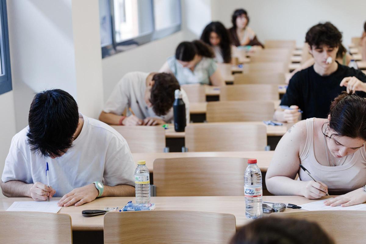 Alumnos durante el primer examen de la PAU 2025