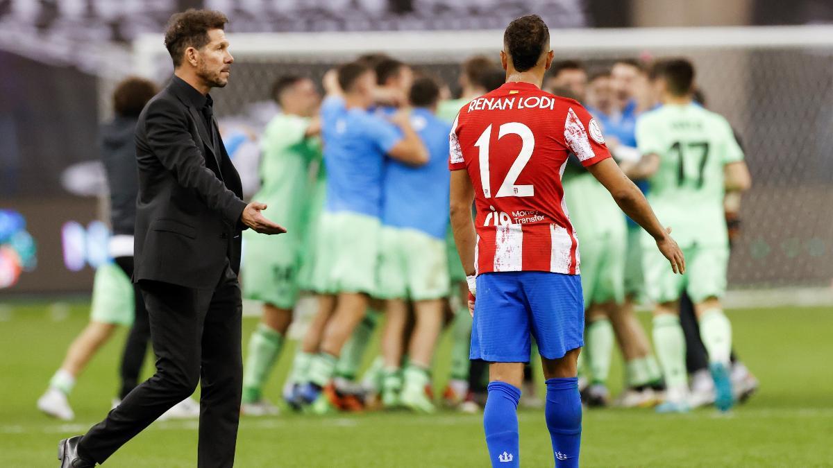 Diego Pablo Simeone y Renan Lodi, tras la eliminación del Atlético en la Supercopa