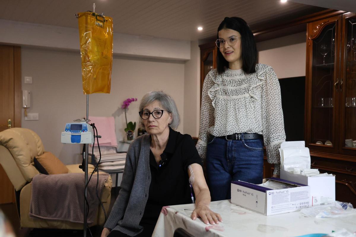 Mª del Pilar Abad, en HADO tras un año en el hospital, con su hija Soraya Román, también cuidadora.