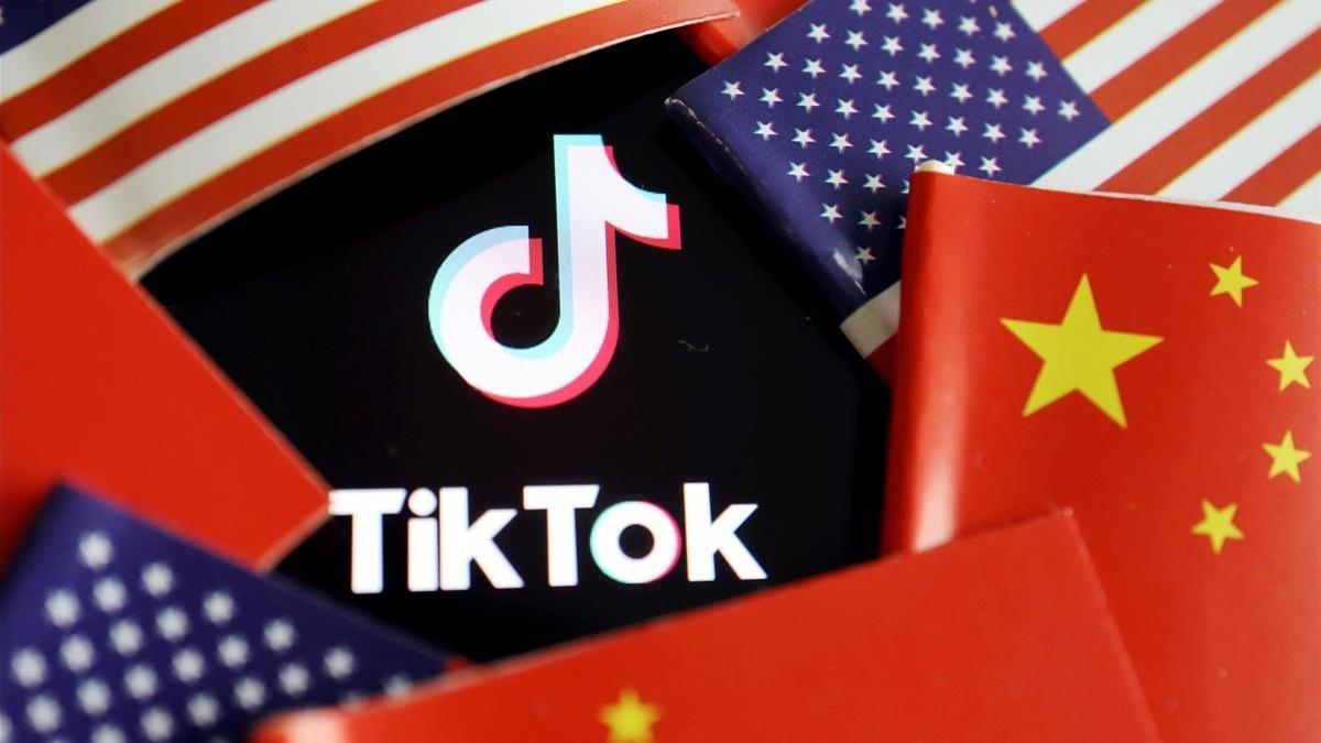 Banderas de EEUU y China rodean el logo de TikTok.