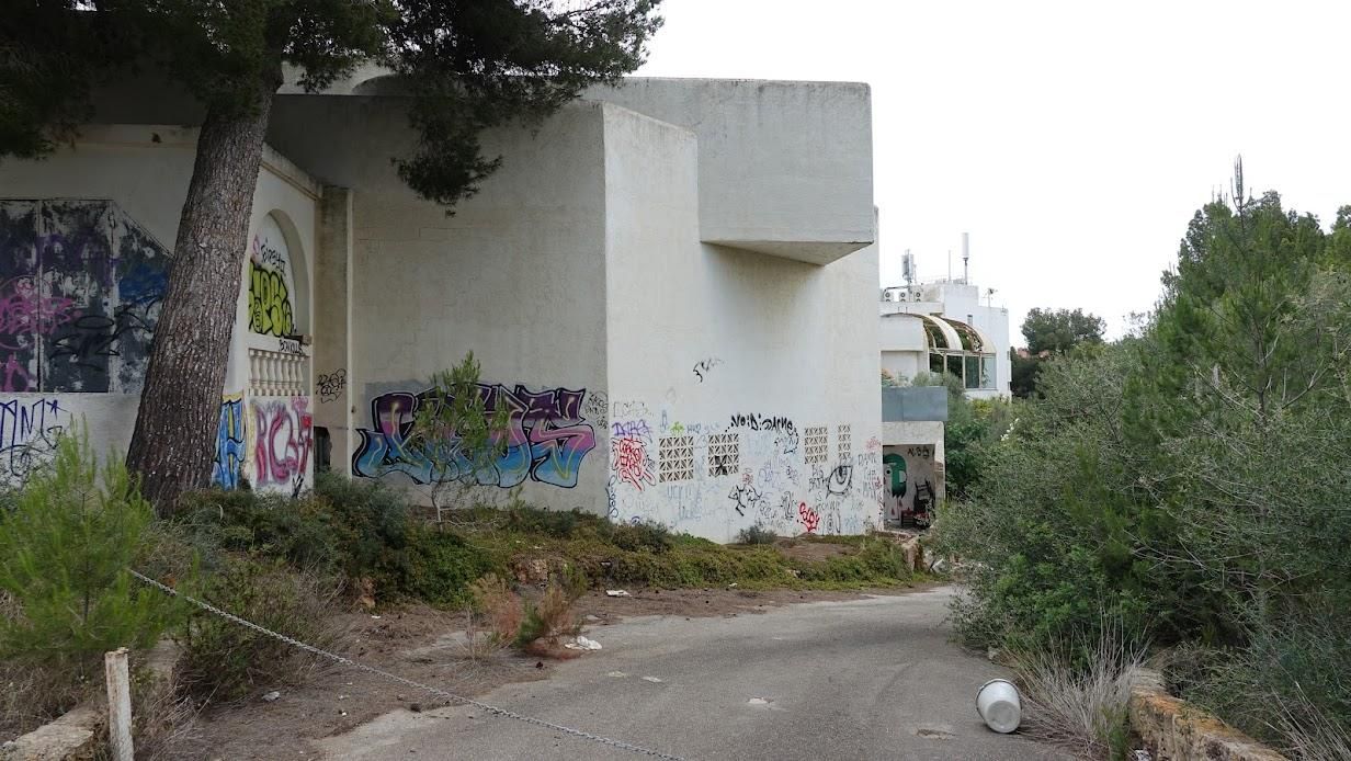 Éste es el aspecto actual del Casino de Calvià, en estado de abandono y entre grafitis