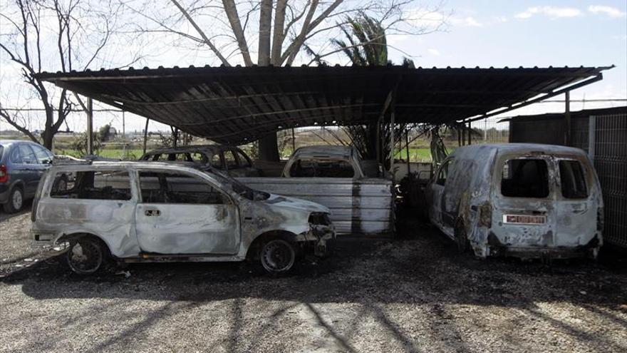 Un incendio destruye cuatro coches en un centro canino