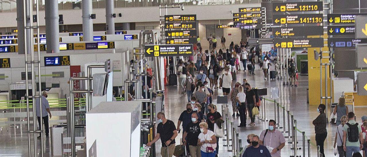 Pasajeros en el aeropuerto de Alicante-Elche, en una imagen reciente. / PILAR CORTÉS