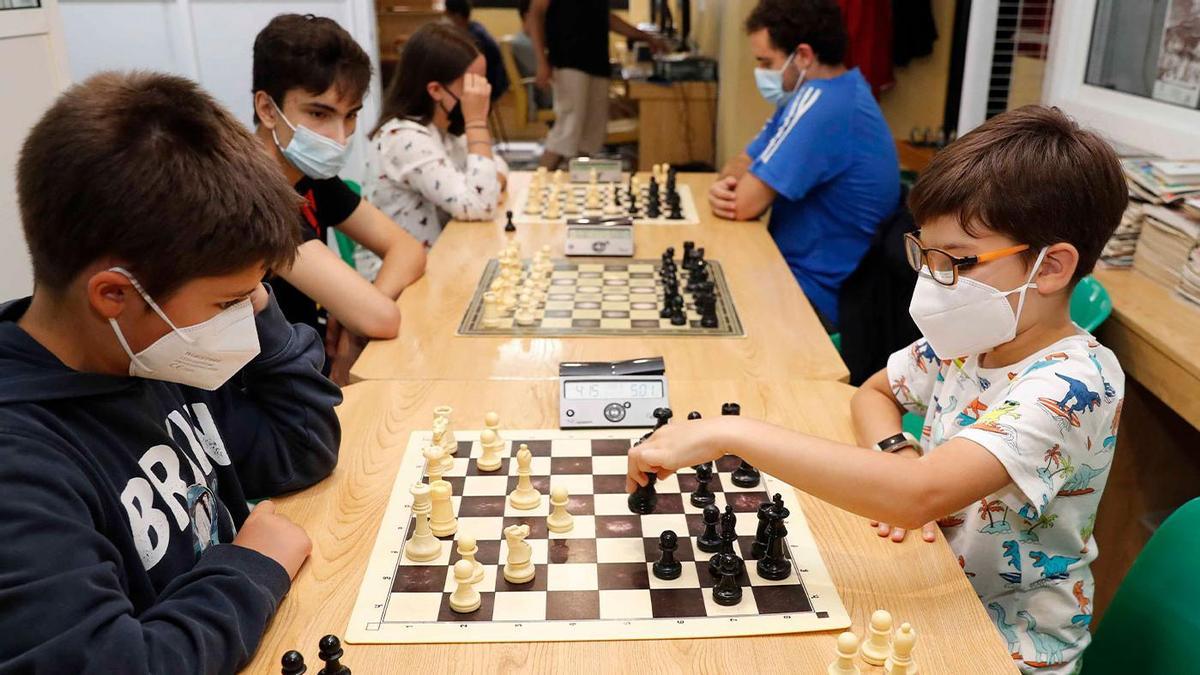 Alumnos del club de ajedrez Lucena practicando para un torneo