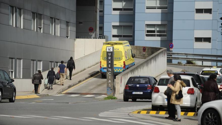 Una ambulancia, en los accesos al Hospital Universitario de A Coruña.