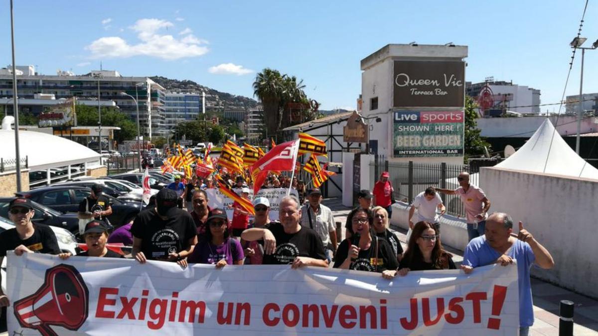 Els manifestants van passar per alguns hotels de la població. | CCOO