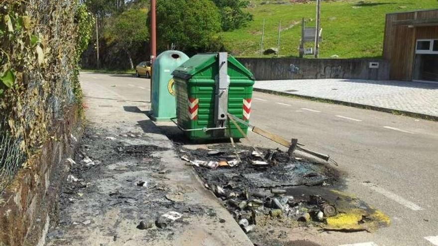 Un contenedor quemado en el vial de playas, durante el pasado fin de semana. // FdV