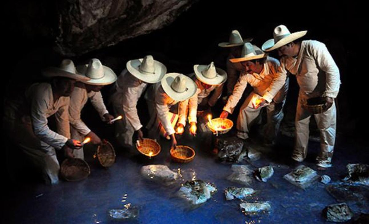 Rituals. Homes zoque porten cistells amb flors i espelmes per celebrarla pesca de la sardina cega, un ritu prehispànic a la cova de Vila Luz, Tapijualpa. (Mèxic).