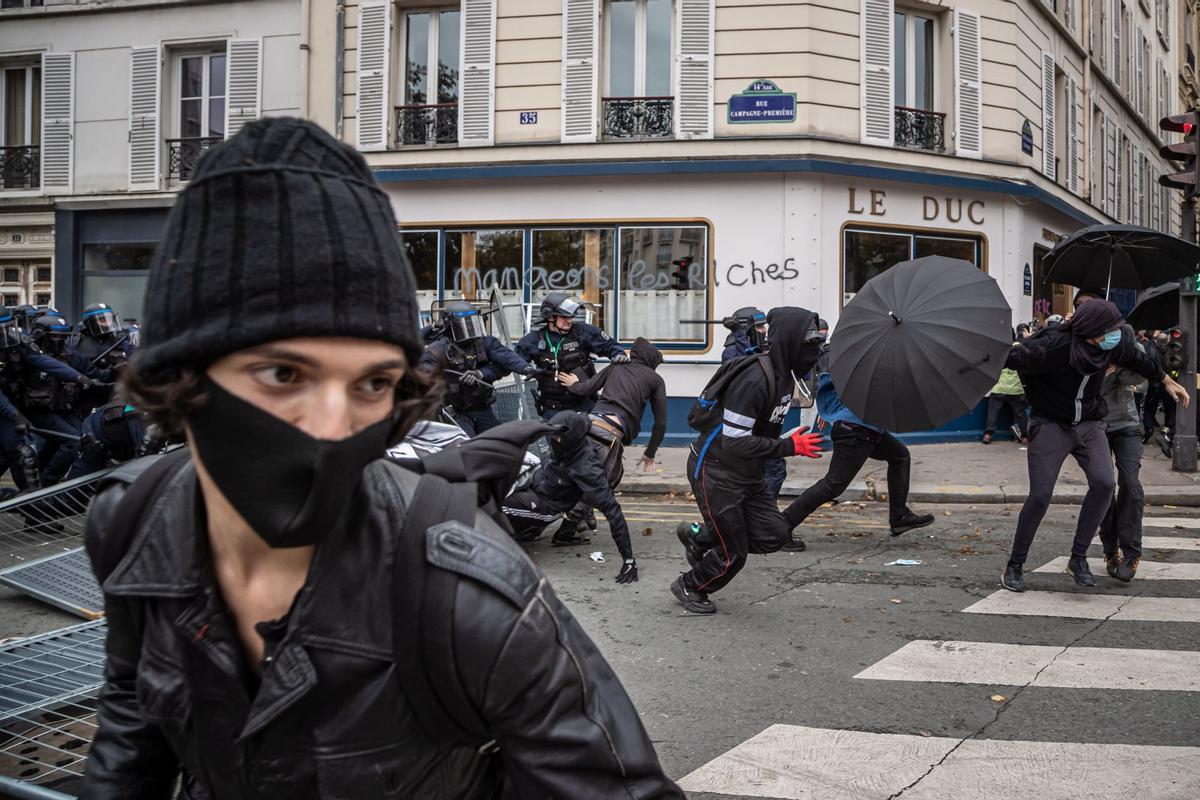 La policía francesa detiene a manifestantes tras los enfrentamientos durante una manifestación en el marco de la jornada nacional de huelgas por mejores salarios, en París.
