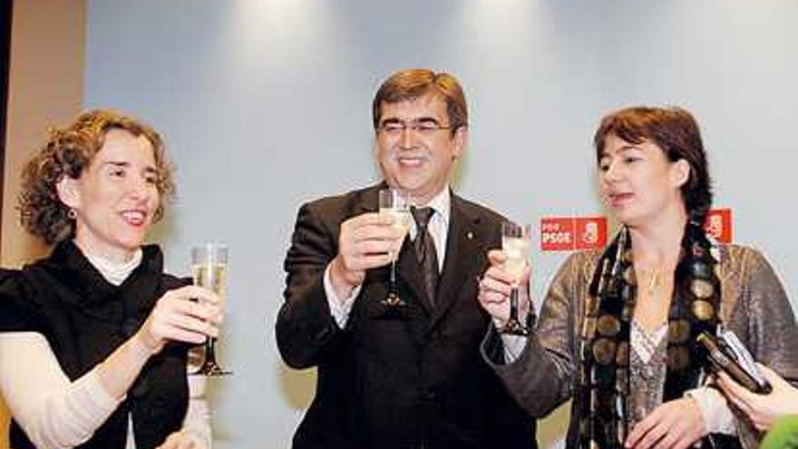 Aina Calvo, Francesc Antich y Francina Armengol, brindando ayer en la sede del PSOE.