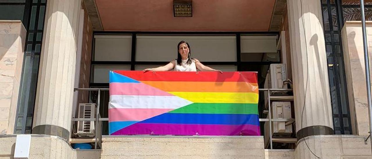 Sonia Almela posa en el balcón del Ayuntamiento con la bandera arcoíris.
