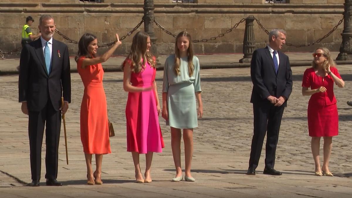 La Reina, la princesa Leonor y la infanta Sofía impactan con sus looks en Santiago