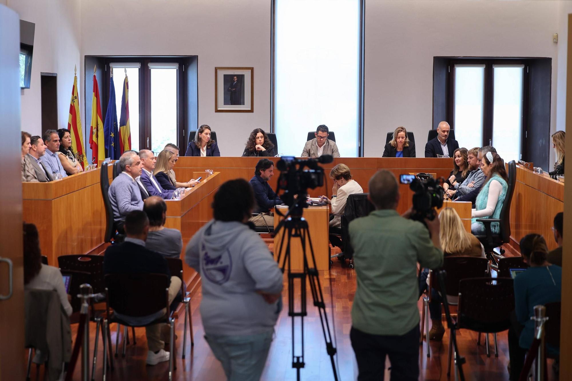 Concejales y medios de comunicación en el pleno extraordinario de este jueves en el Ayuntamiento de Ibiza.