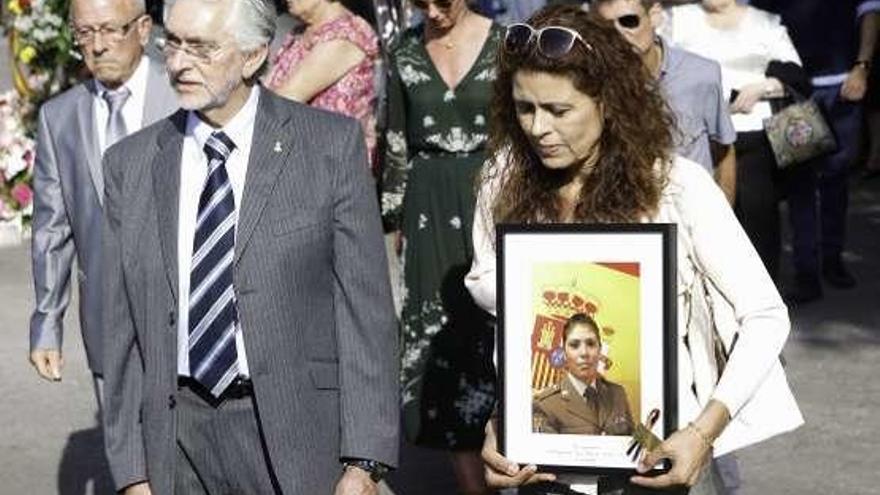 Los padres de Vivian Delgado, Jaime Ballester y Patricia Vargas, que sostiene una fotografía de su hija antes del funeral en San Félix.