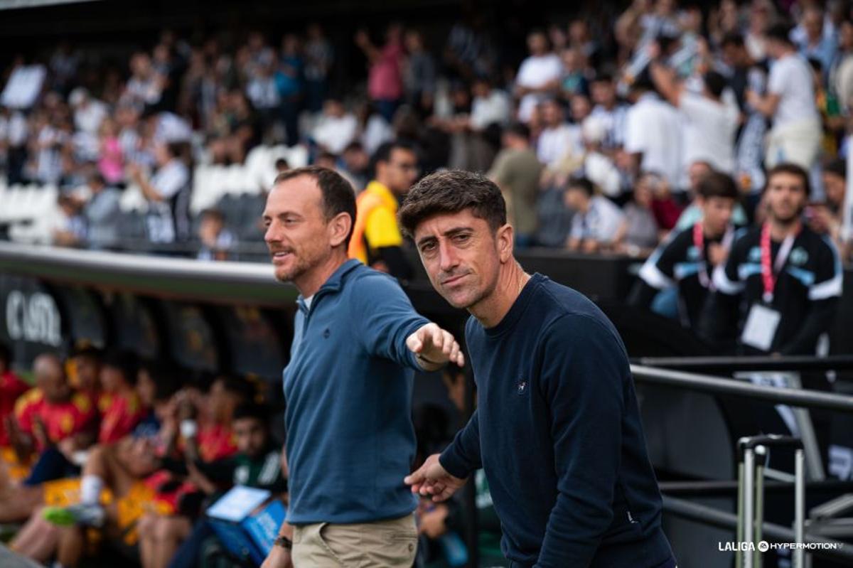 Pablo Hernández saluda a Alberto González, técnico del Albacete.