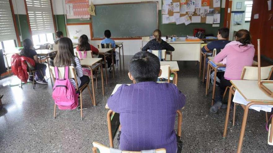 Varios alumnos en su clase.