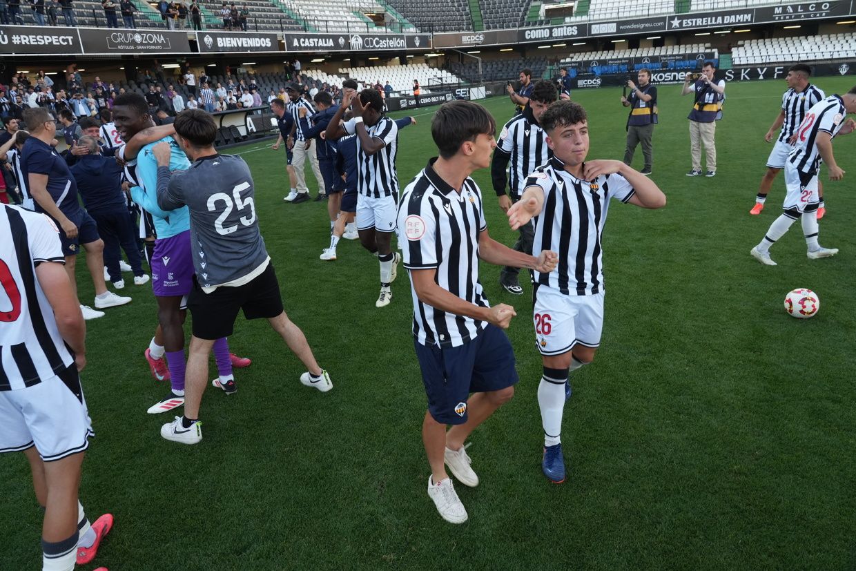¡Las mejores imágenes de la celebración del ascenso a Segunda Federación del Castellón B!