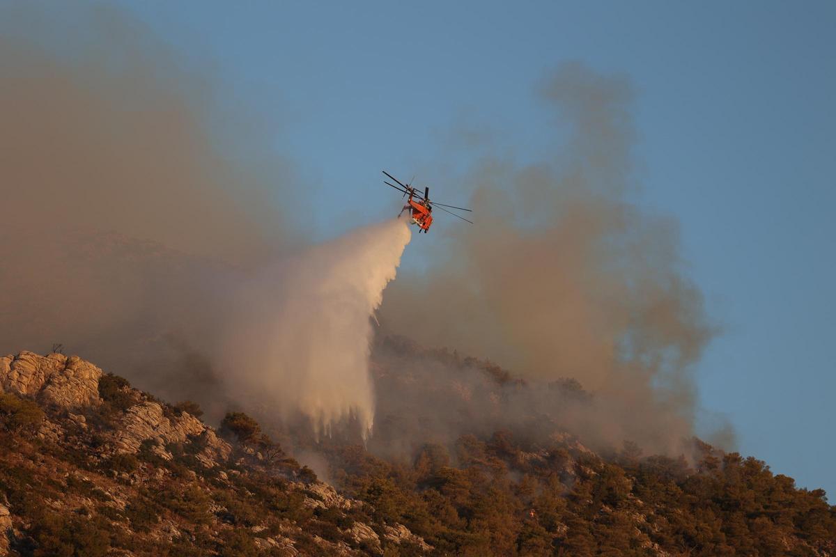 Grecia intensifica su lucha contra el fuego