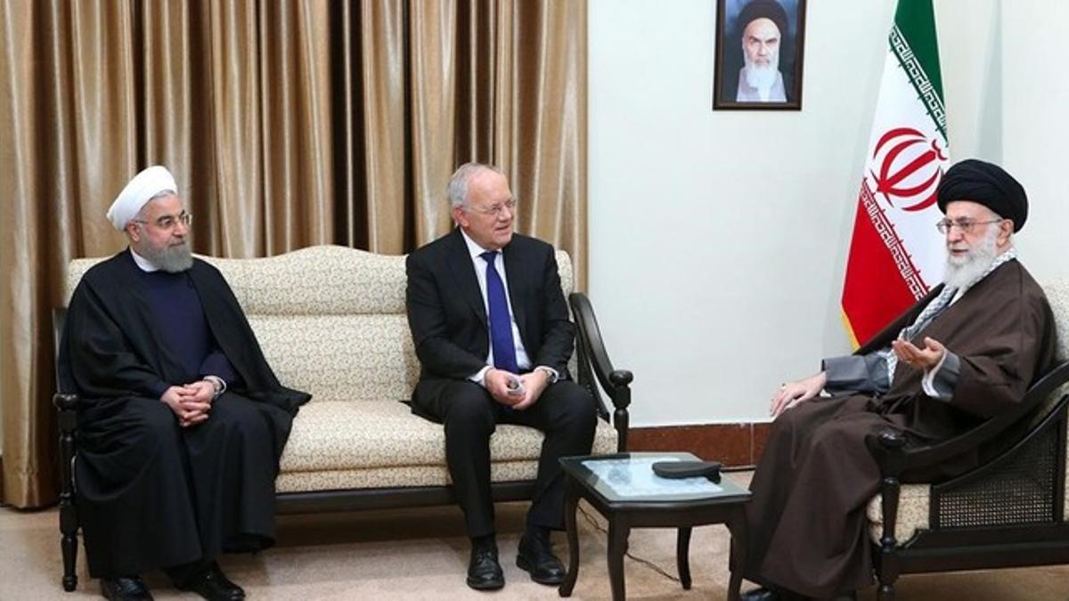 El líder supremo de Irán, Ali Jamenei (derecha), con el presidente de Suiza, Johann Schneider-Ammann (centro) y el presidente de Irán, Hasan Rohani (izquierda).