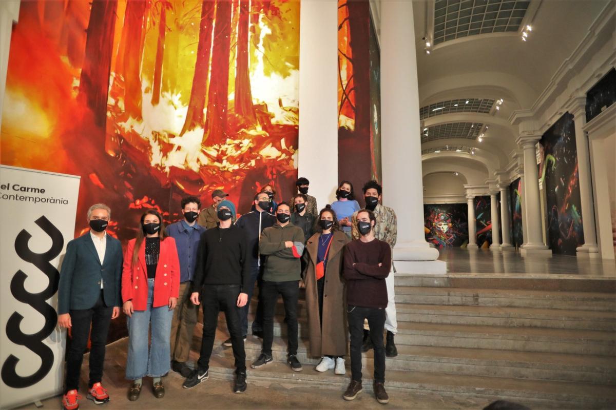 Mollà, Pérez Pont y Vinz junto a los artistas participantes.