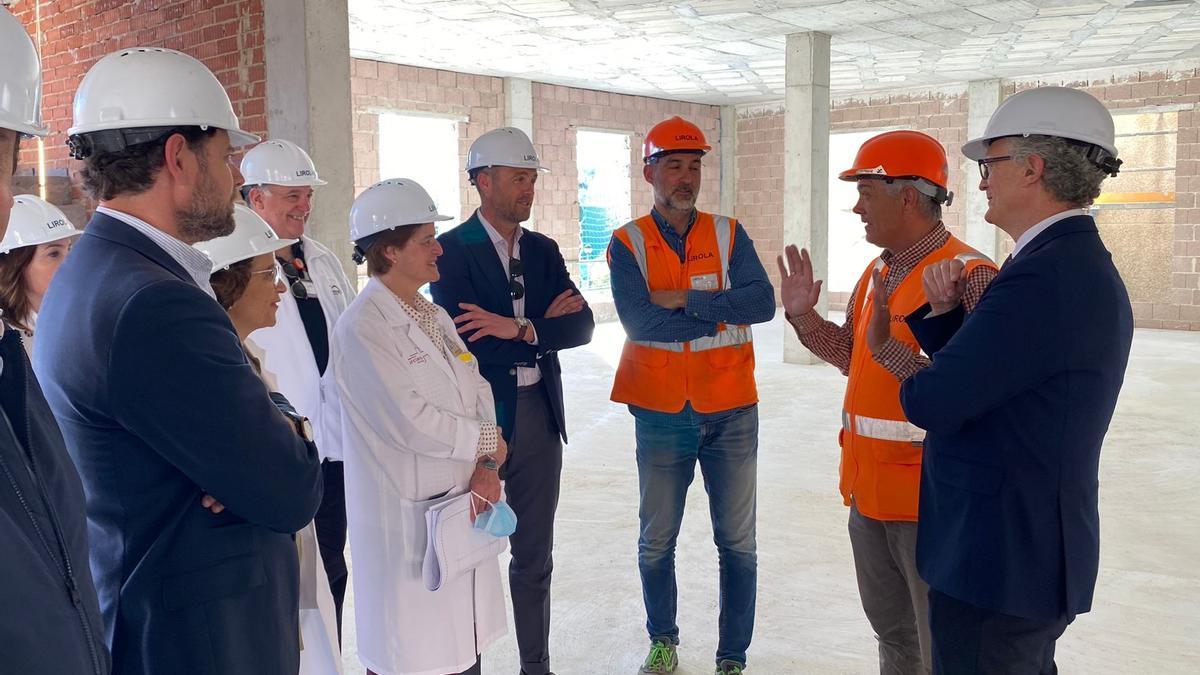 El consejero de Salud, Juan José Pedreño y el alcalde de Caravaca, José Francisco García, visitando las obras