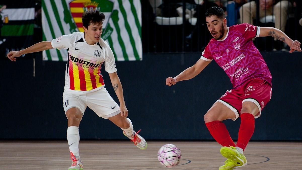 Lucas Perin ante Sebas Corso, durante el partido.