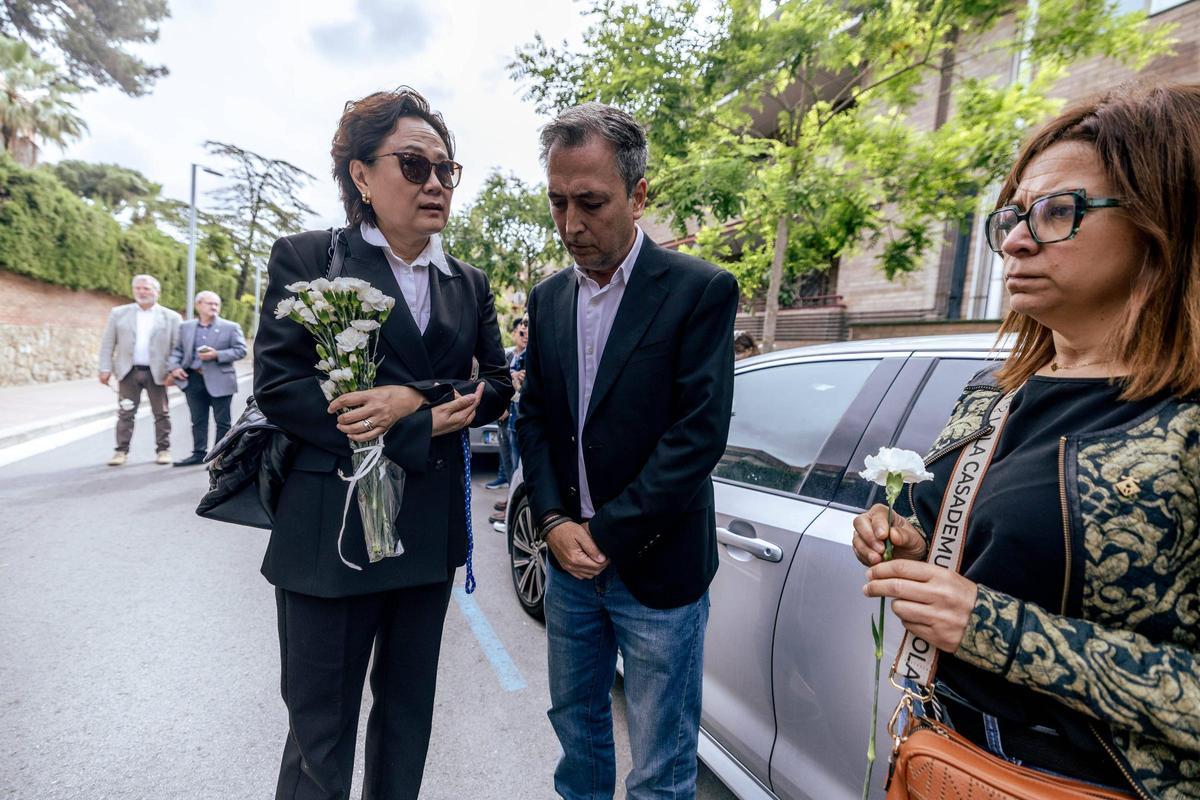 Acto en homenaje a la mujer asesinada en Esplugues con la presencia del padre de la víctima, que ha viajado desde China