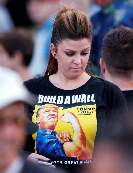 Muestras de apoyo y rechazo a Donald Trump en Costa Mesa, California