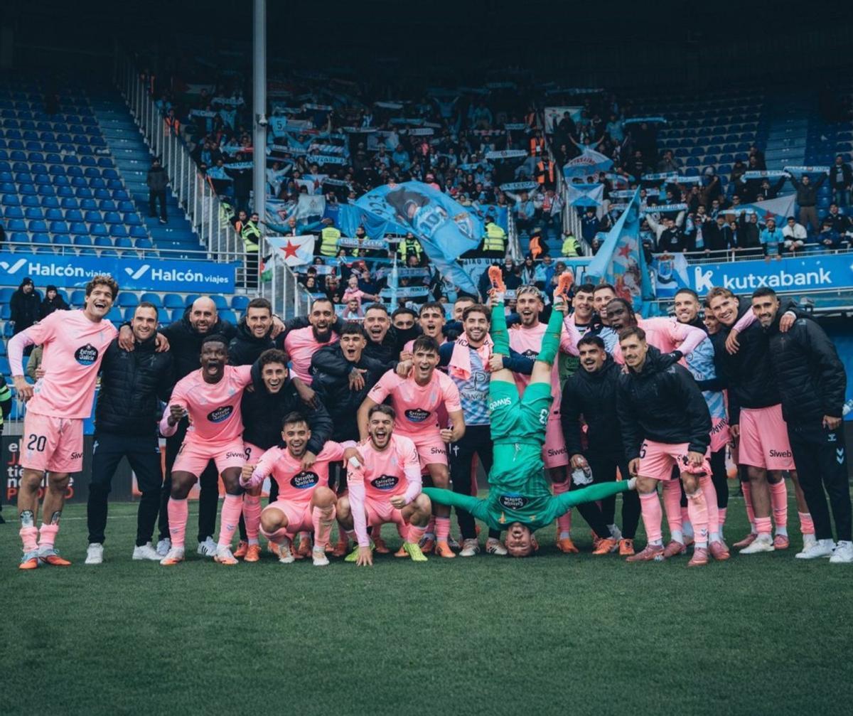 Foto de fiesta, con Radu
haciendo el pino.
 |  RC Celta
