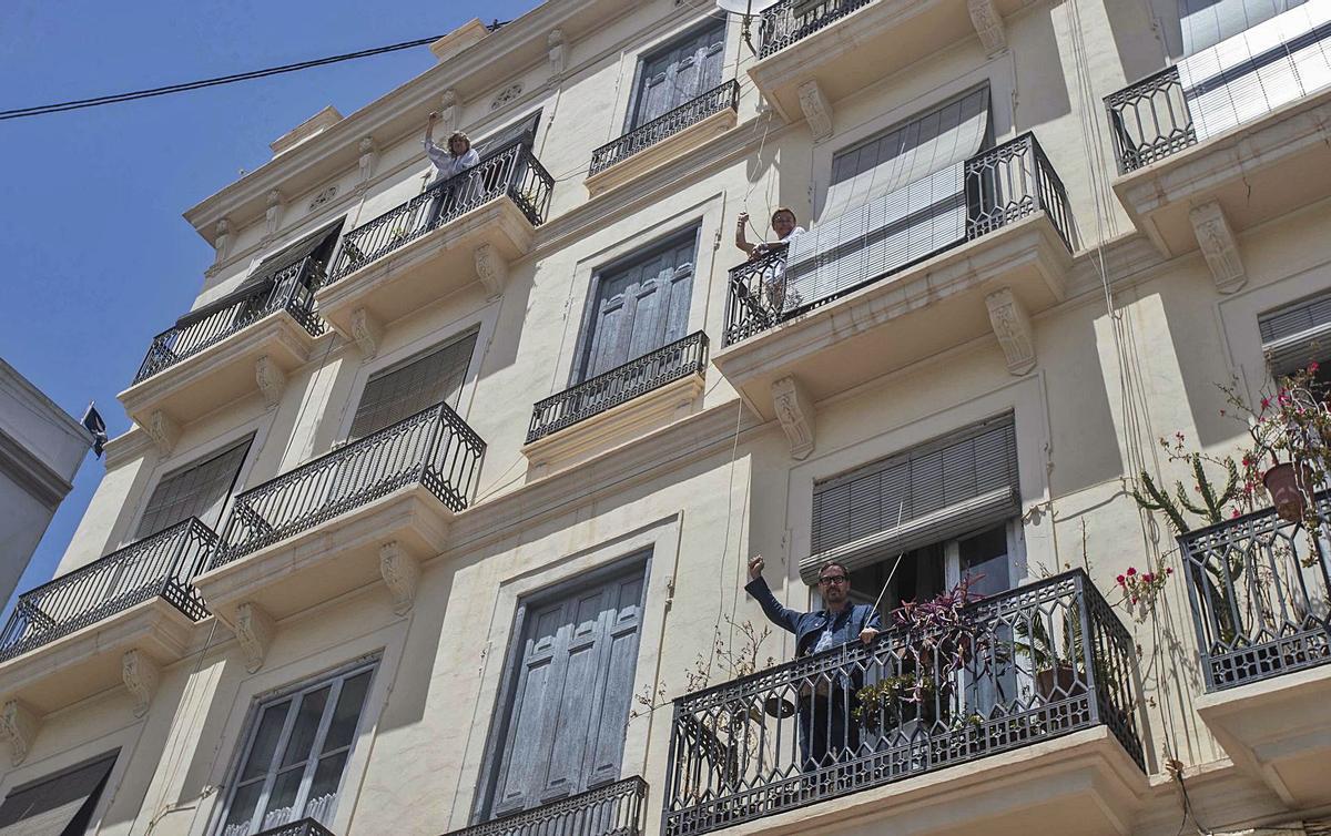 De izquierda a derecha; Susa Plaza, Carmen Solís y Salvador Mateu, en la calle Sogueros del barrio del Carmen, desde sus balcones. | JM LOPEZ