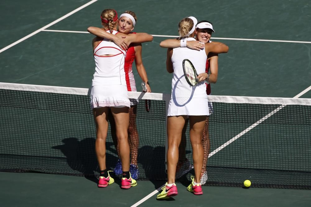 Ekaterina Makarova y Elena Vesnina de Rusia felicitan a Timea Bacsinszky y Martina Hingis de Suiza.