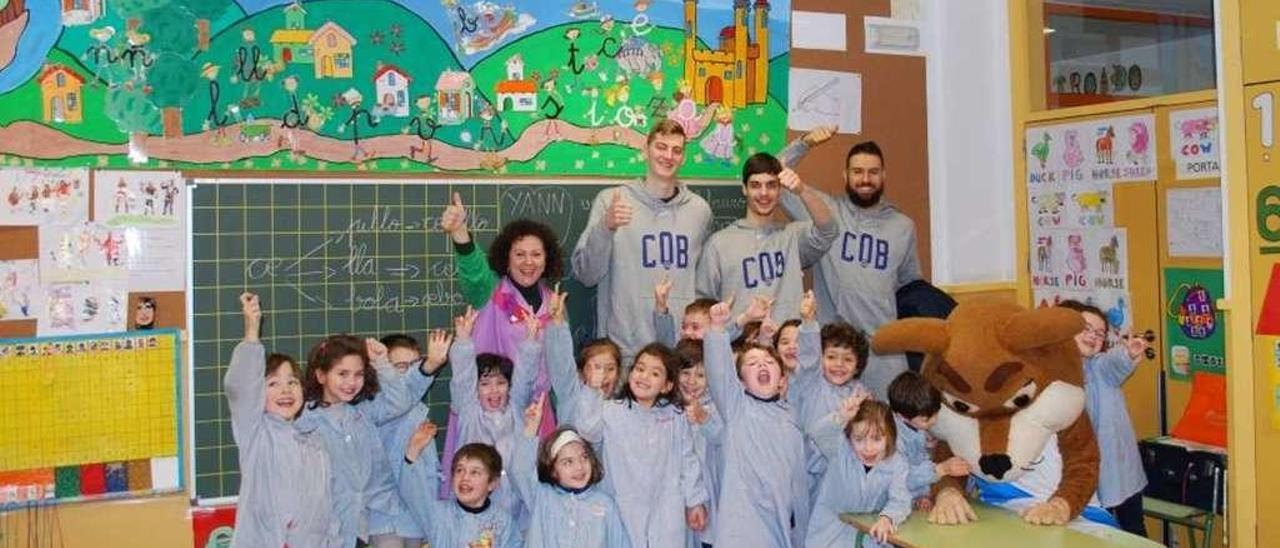 Zarko Jukic, Martín Rodríguez y Diego Kapelan, ayer, en el colegio O Ruxidoiro de A Valenzá. // FdV