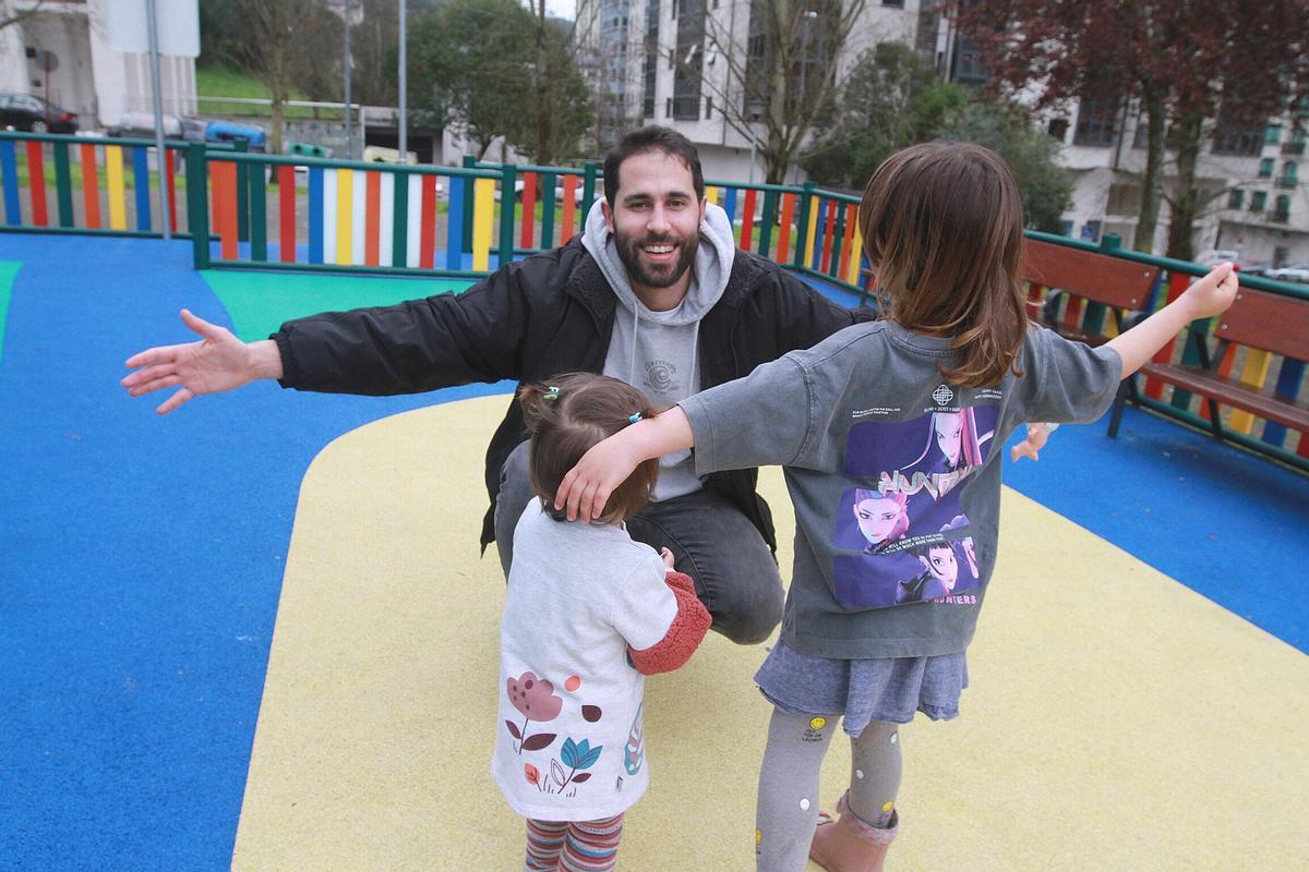 Pedro Pérez, en el parque infantil con sus hijas, Alex y Ari.