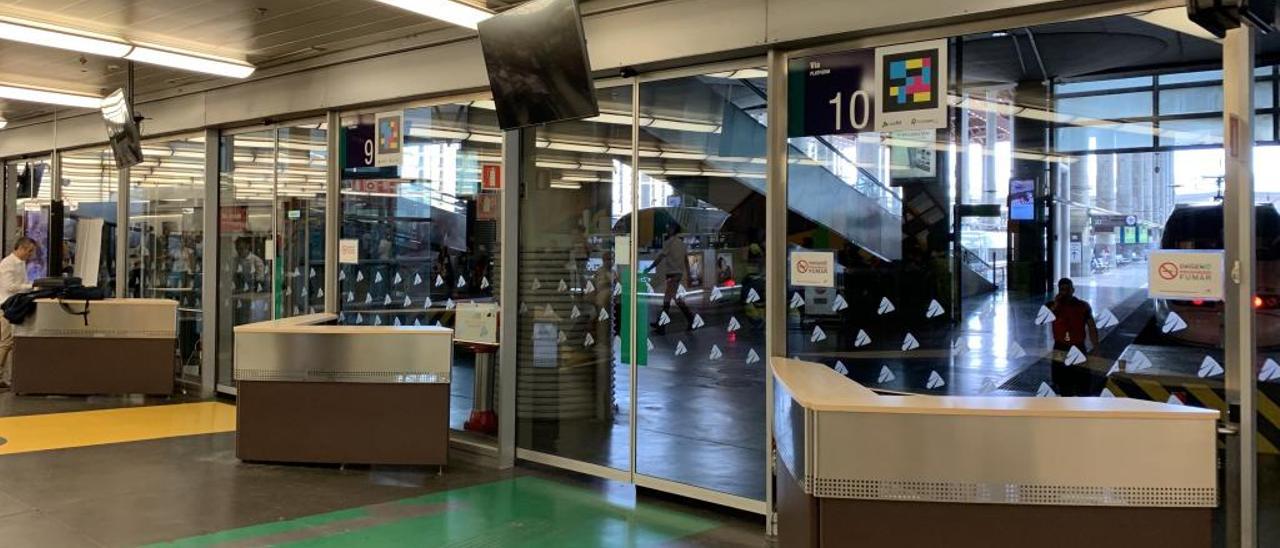 Marcador de Navilens en el acceso de las vías en la estación de Atocha en Madrid.