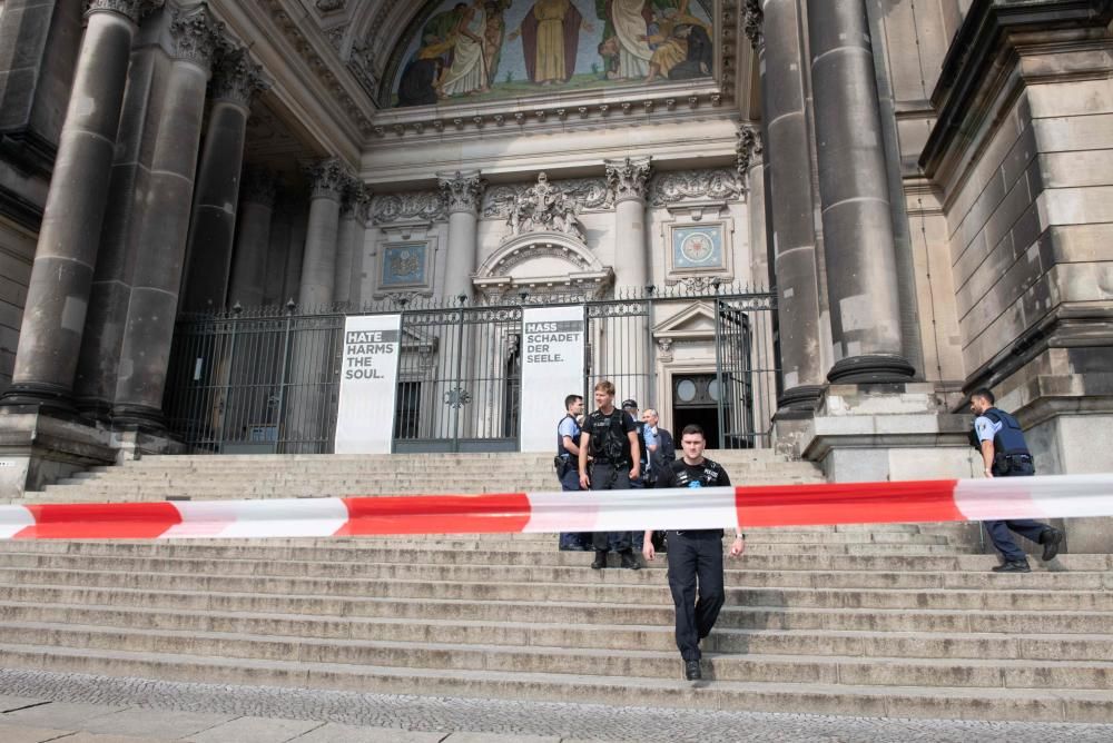 Un policía ha abierto fuego este domingo contra un sospechoso en la Catedral de Berlín. El agente está herido y