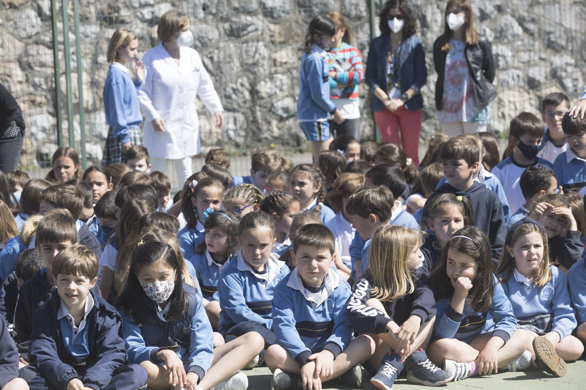 Izado de bandera en el colegio Santa María del Naranco