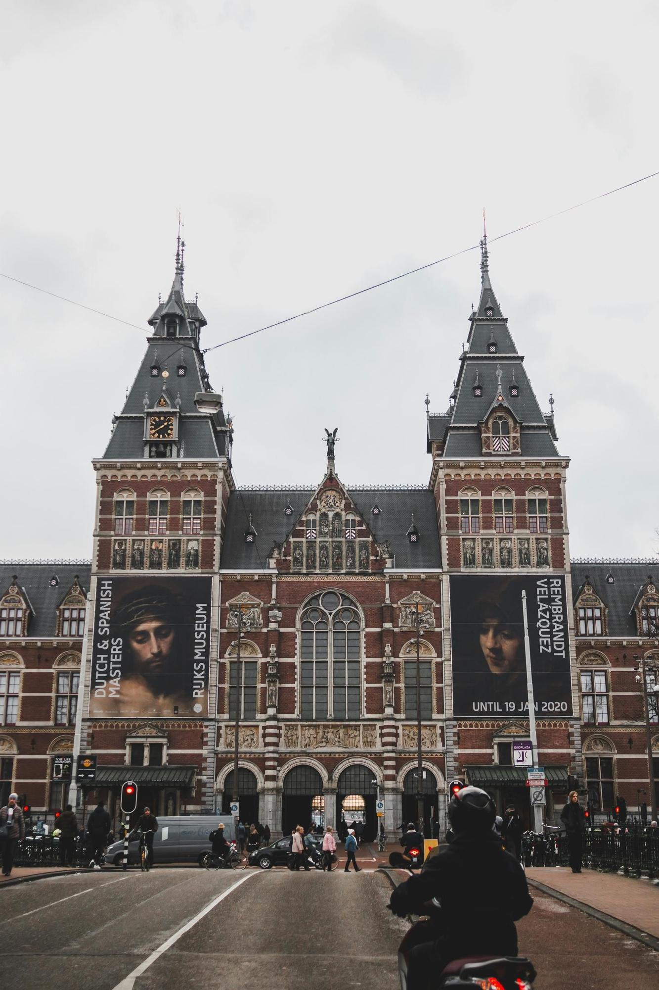 La fachada del Rijksmuseum de Ámsterdam