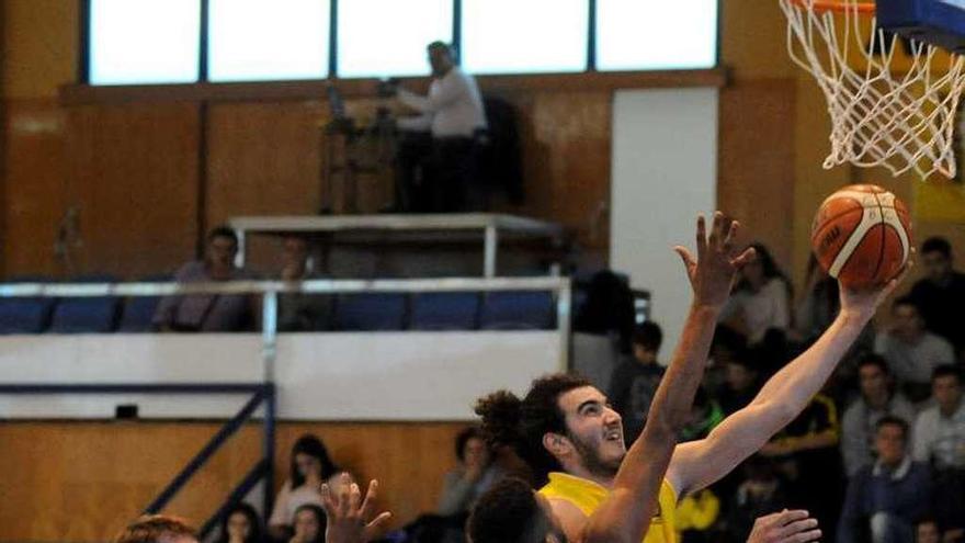 Gelazonia en una acción del partido de la primera vuelta. // I. Abella