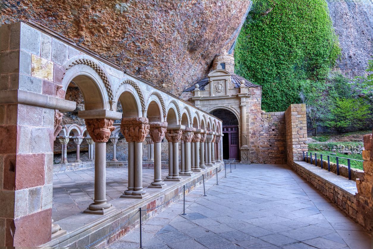 Claustro románico del monasterio de San Juan de la Peña de Huesca.