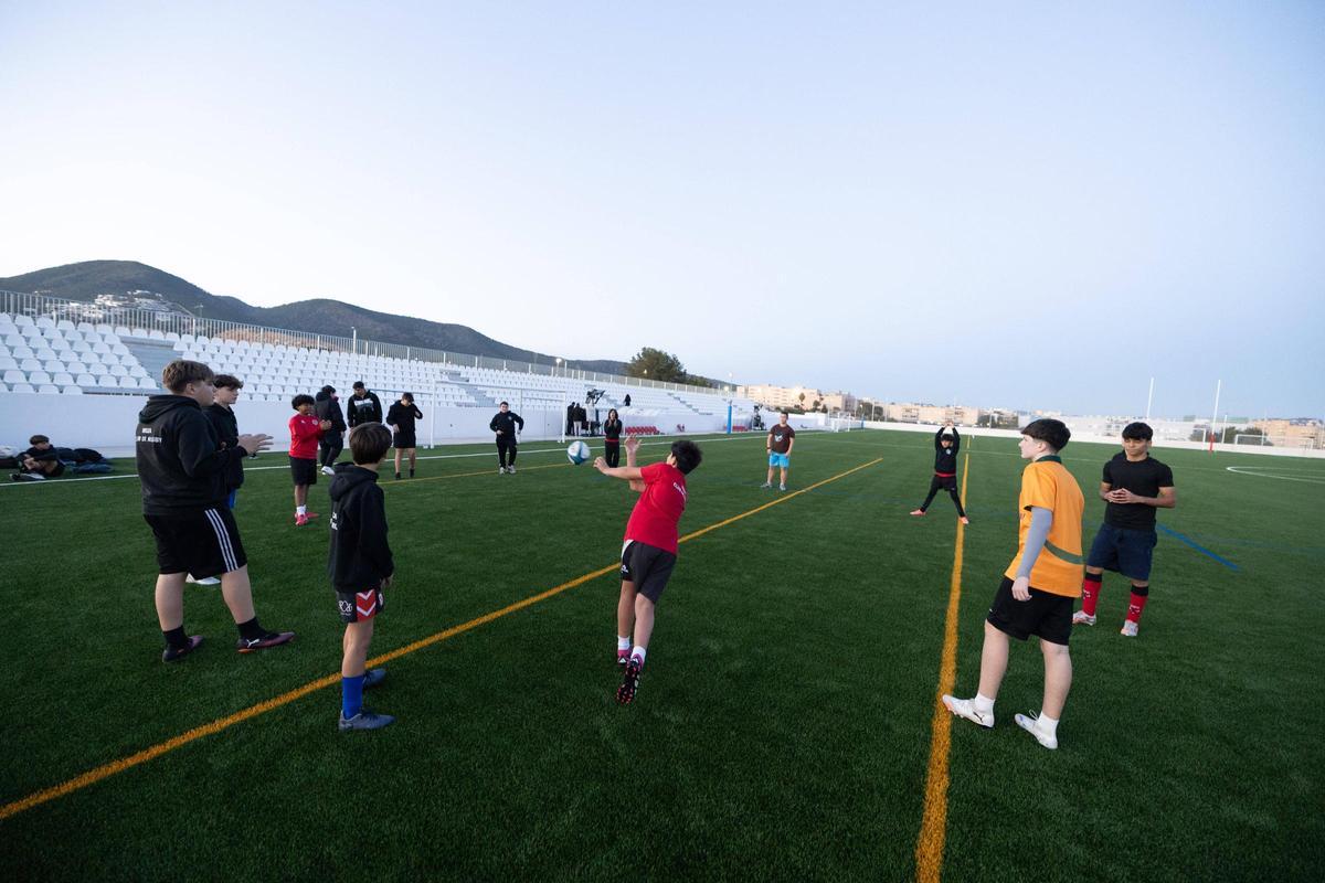 Mira las imágenes del primer entrenamiento del Club de Rugby Ibiza en el Estadio Municipal Es Putxet