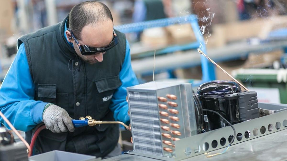 Un trabajador en una fábrica.