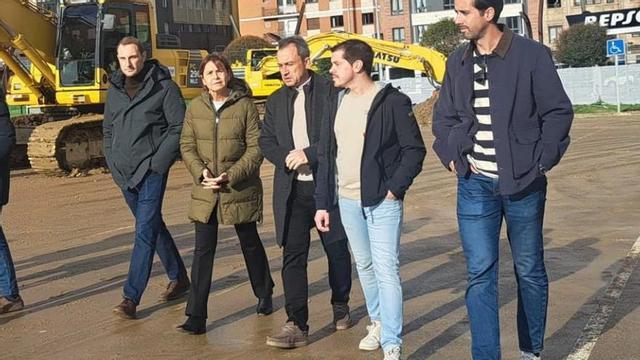 Por la izquierda, Adrián Pumares, Carmen Moriyón, Ovidio Zapico, Javier Suárez Llana y Alejandro Farpón, en una visita a la obra de Peritos.  |