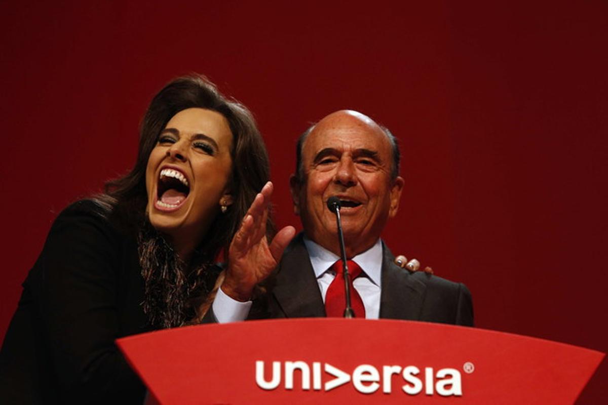 El juliol del 2014, el president del Banco Santander, Emilio Botín, acompanyat de la presentadora Carla Vilhena, parla durant la inauguració de la III Trobada Internacional de Rectors Universia.
