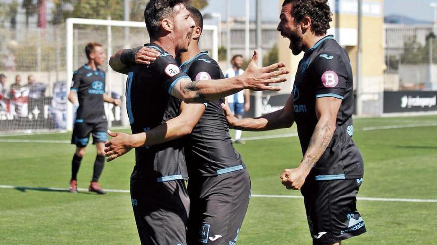 Los jugadores del AtlÃ©tico Baleares celebran un tanto en un partido reciente.