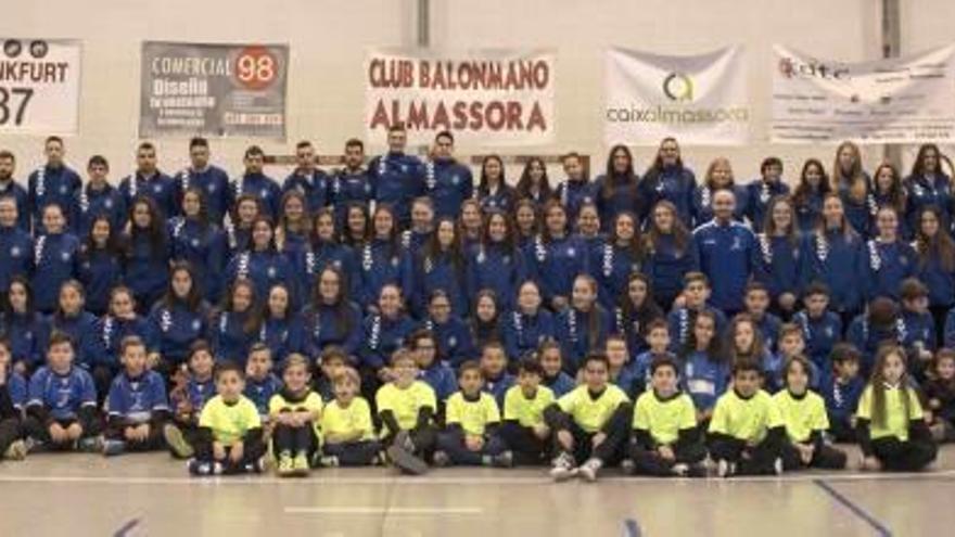 Balonmano El Club Almassora presenta a los 13 equipos con los que afronta la temporada 2017-18