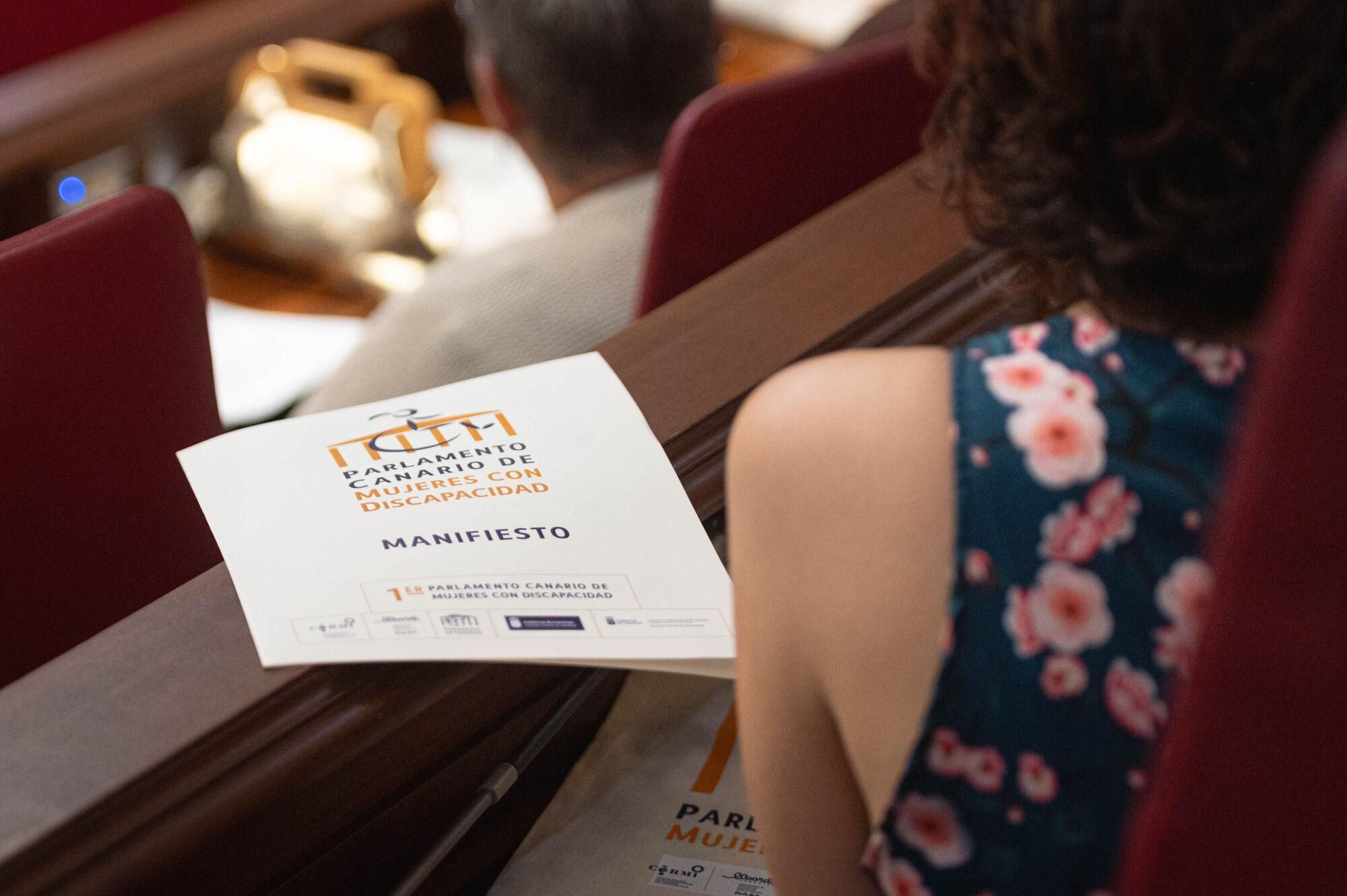 Mujeres con discapacidad en el Parlamento de Canarias