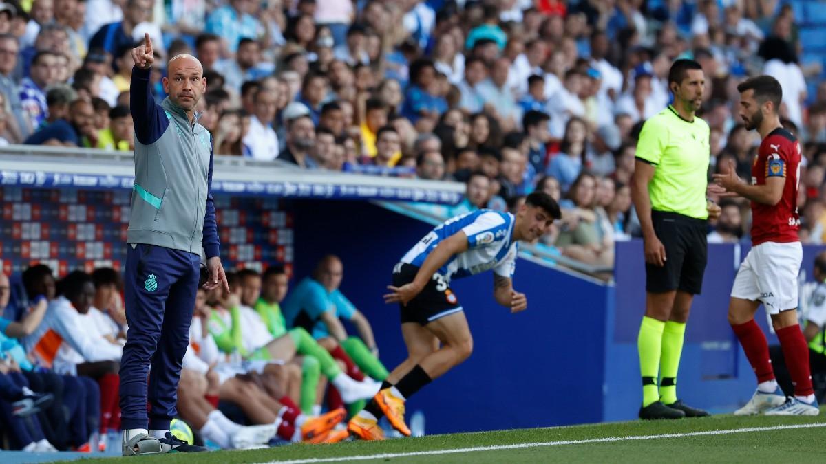 Luis Blanco, técnico interino del Espanyol, durante el partido frente al Valencia