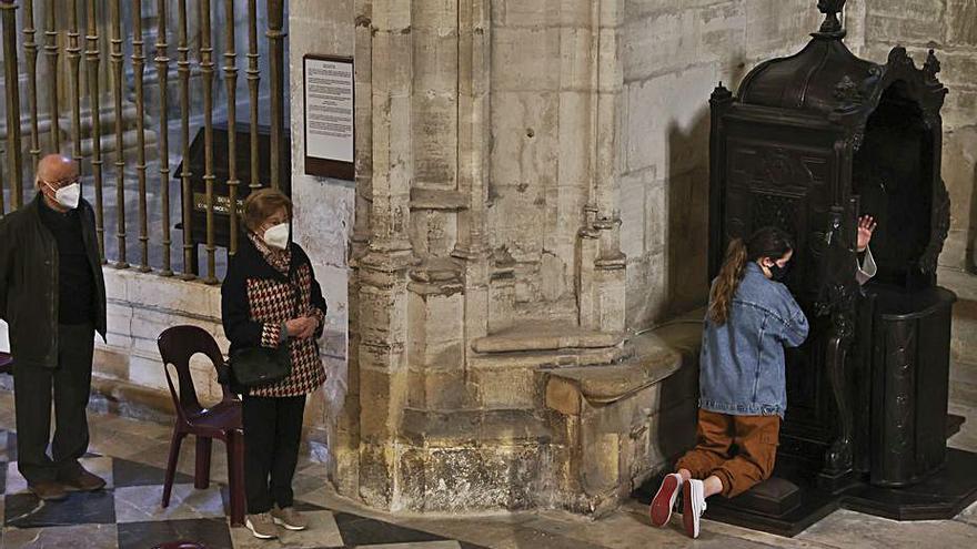 Feligreses haciendo cola para confesarse, ayer, en la Catedral.